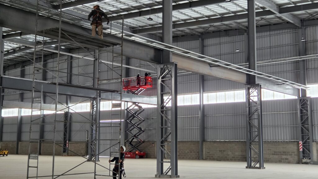 Montaje de estructura metálica para nave industrial en Córdoba - AJEVA Ingeniería